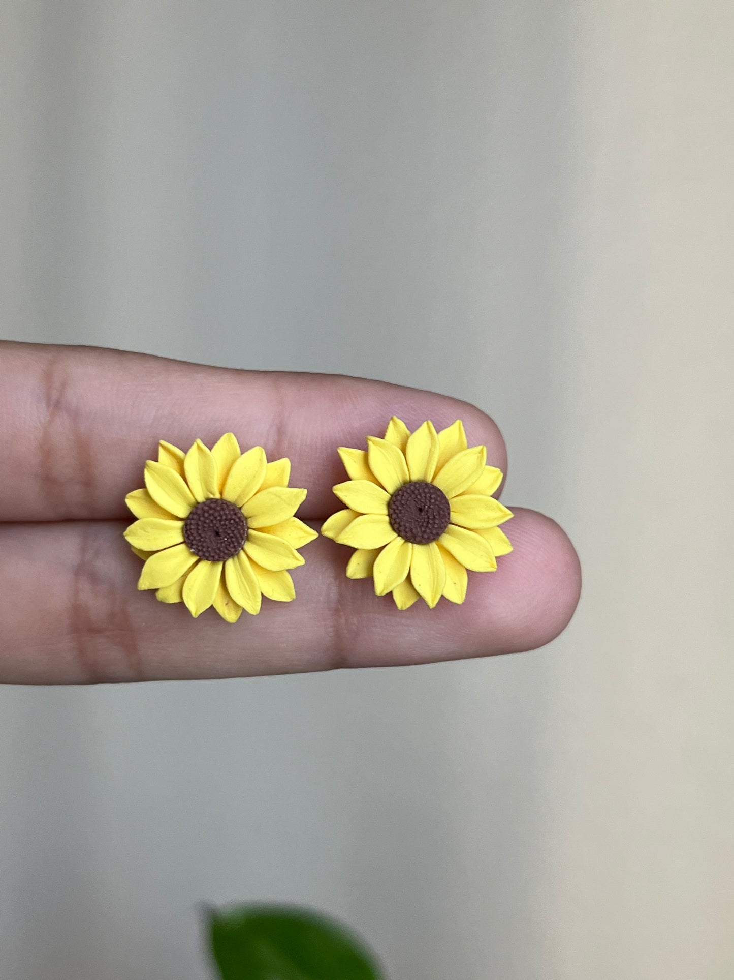 SUNFLOWERS STUD