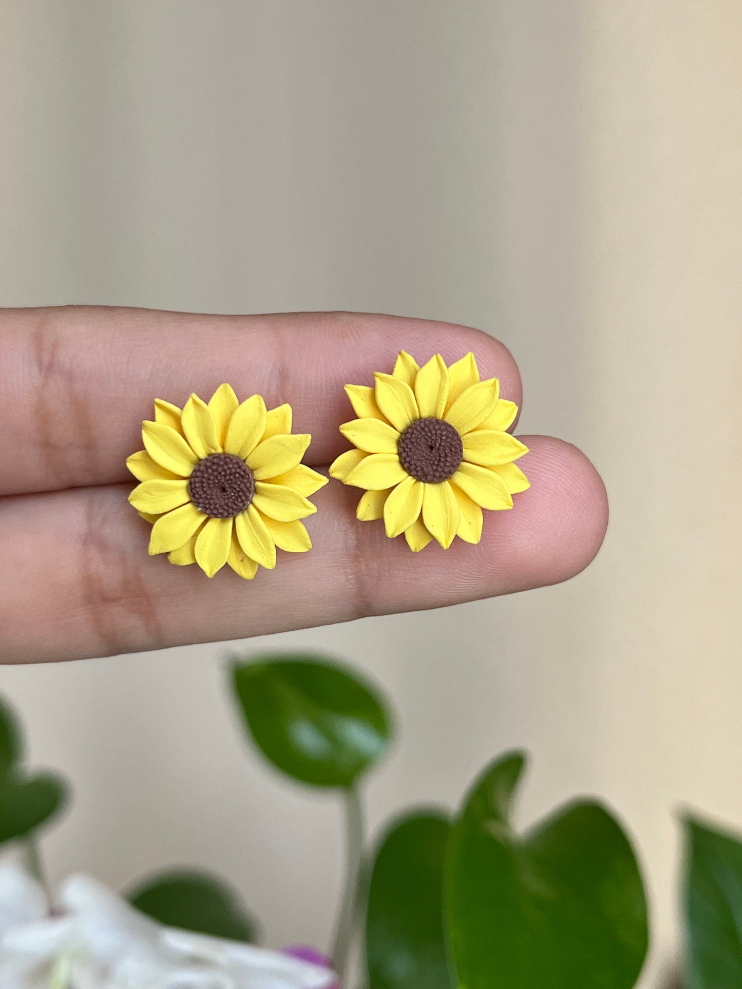 SUNFLOWERS STUD
