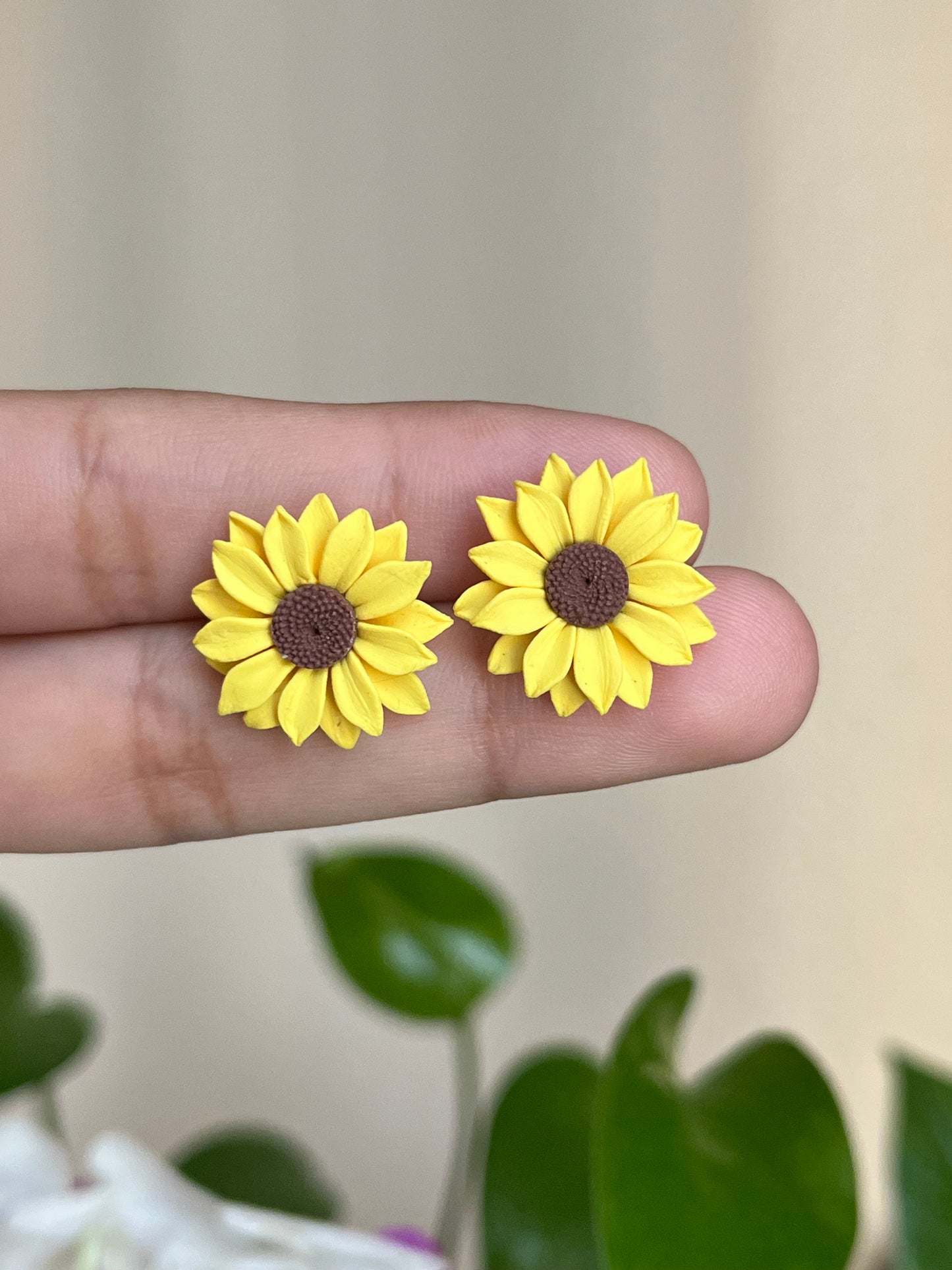 SUNFLOWERS STUD
